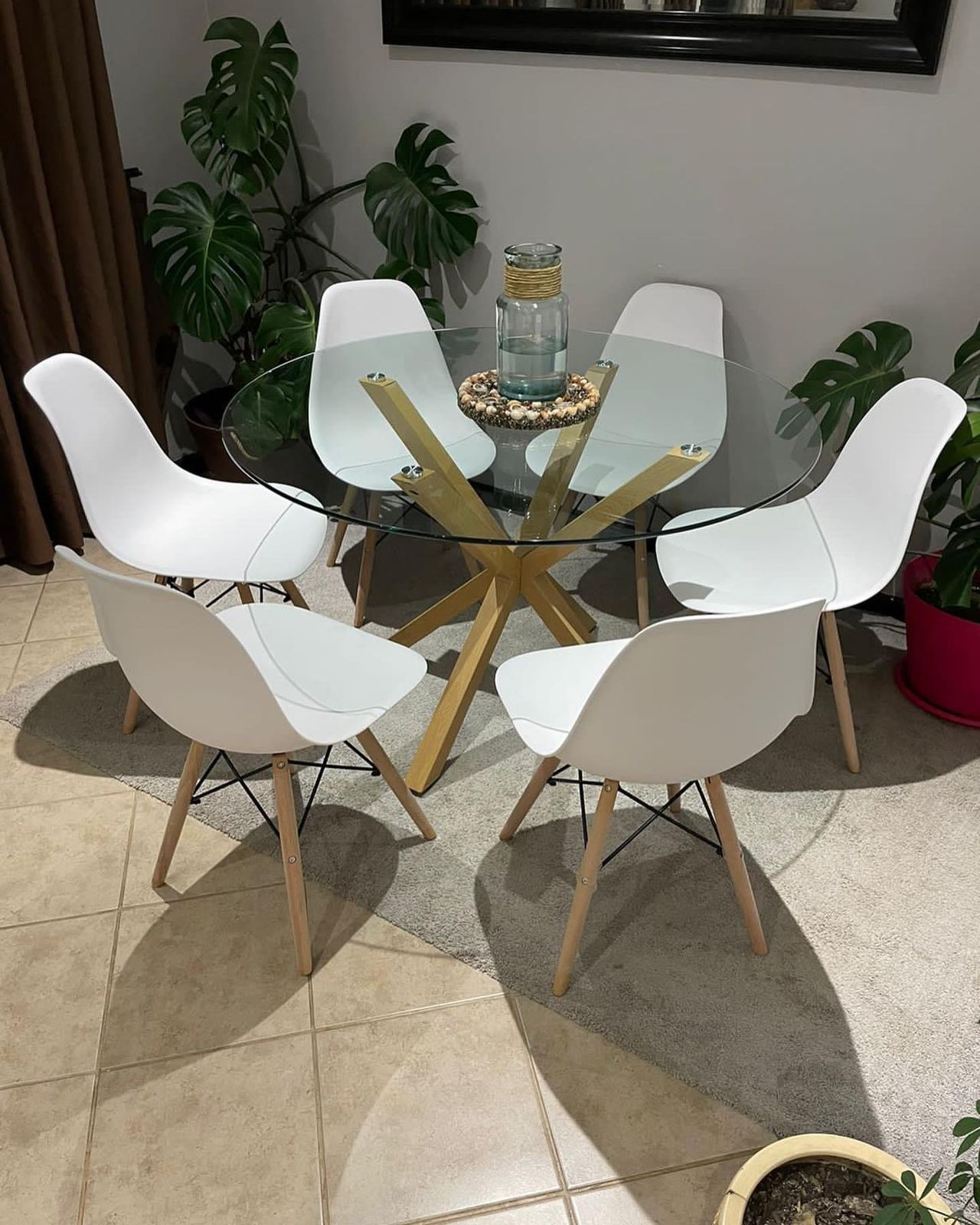 Mesa circular 100 cm + 4 sillas Eames