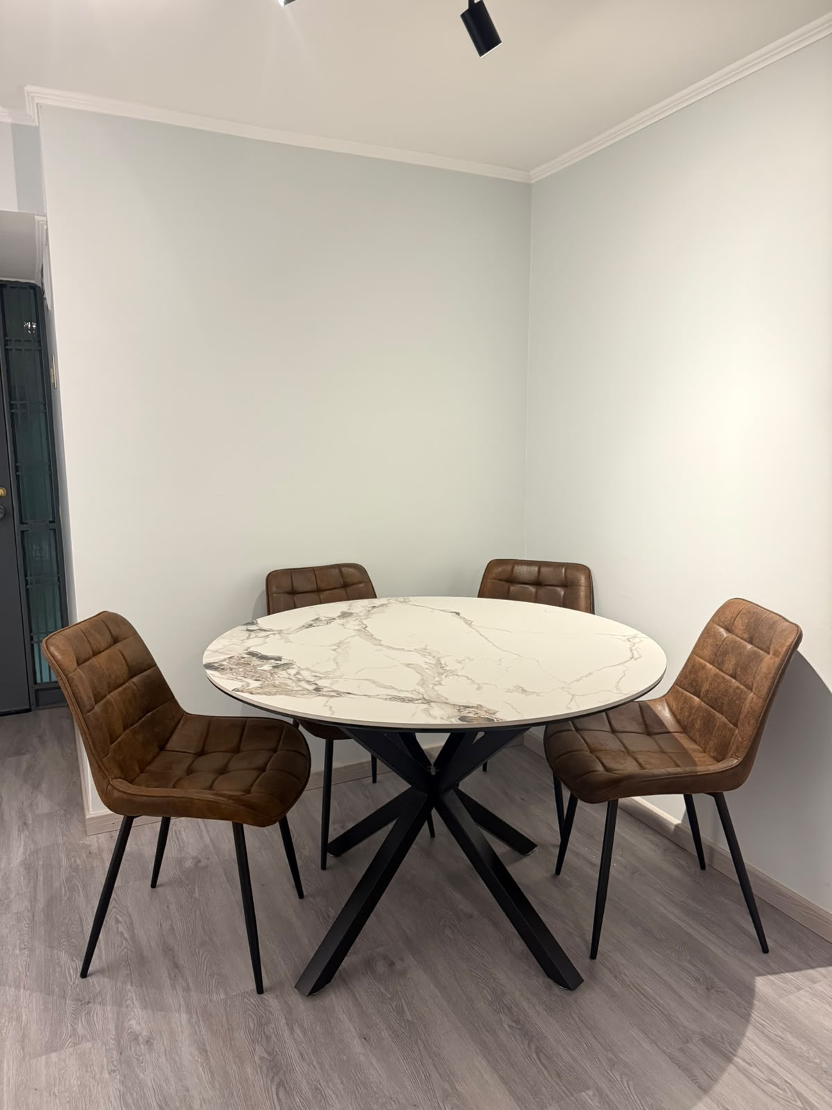 COMEDOR CUARZO 100cm + 4 SILLAS ECOCUERO ANTIQUE
